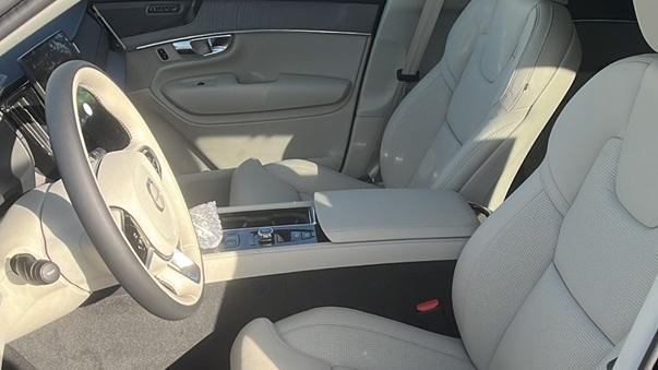 new 2025 Volvo XC90 Plug-In Hybrid car