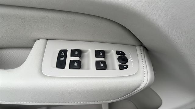new 2025 Volvo XC60 Plug-In Hybrid car