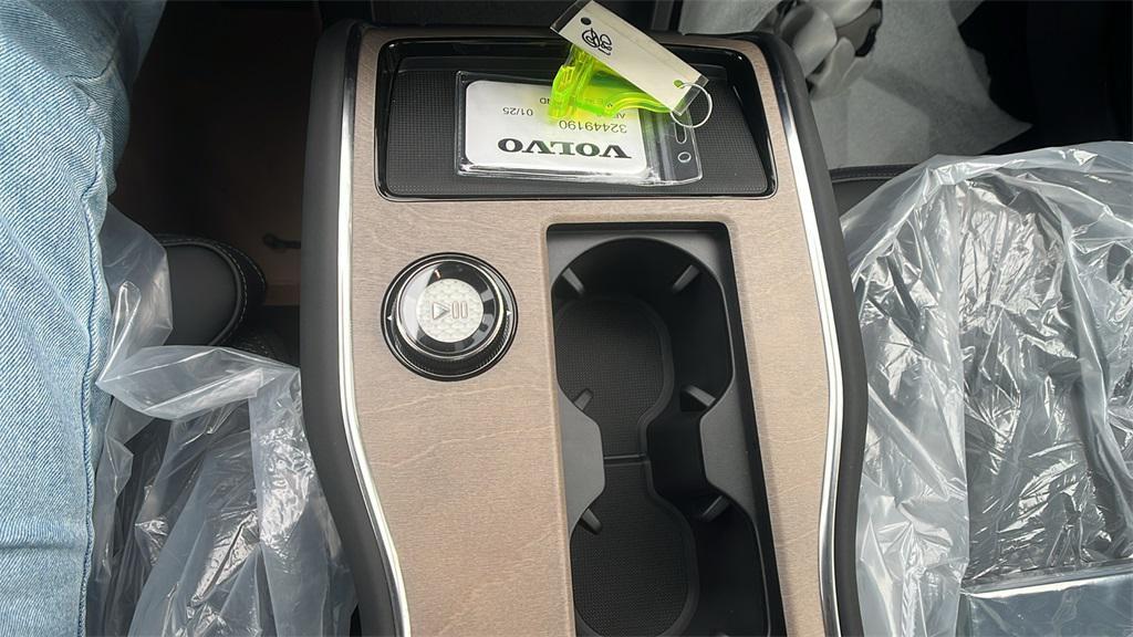 new 2025 Volvo EX90 car, priced at $91,140