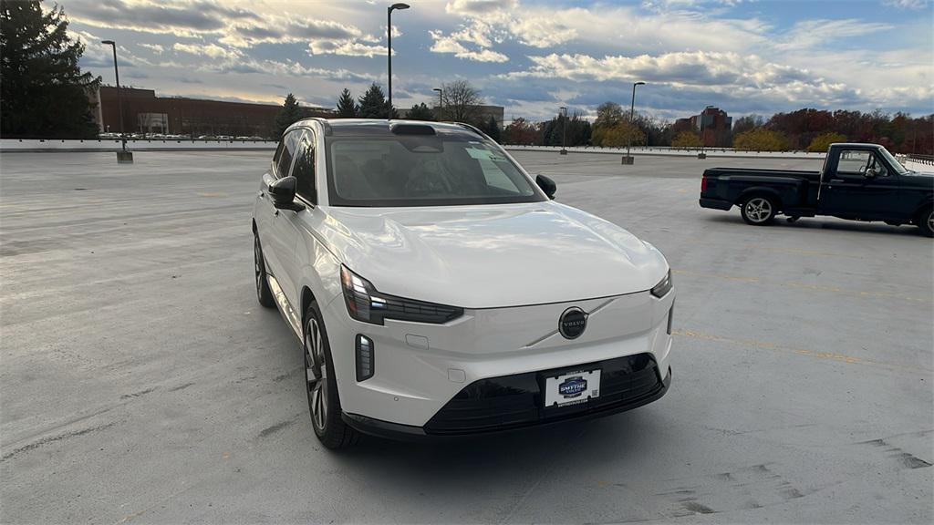 new 2025 Volvo EX90 car, priced at $91,140