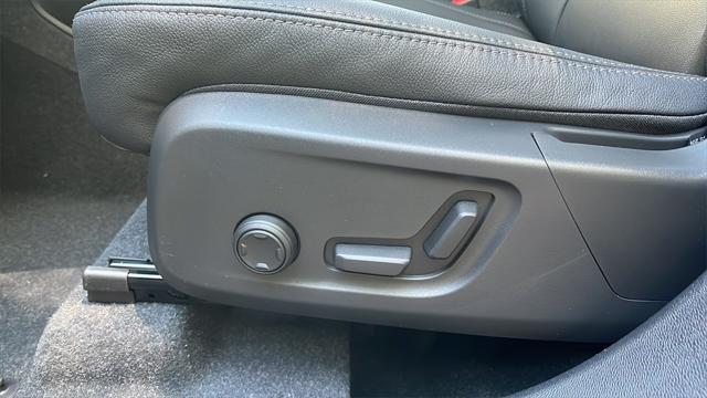 new 2025 Volvo XC40 car