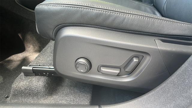 new 2025 Volvo XC40 car