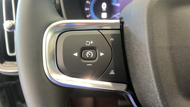 new 2025 Volvo XC40 car