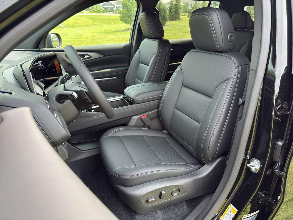 new 2025 Chevrolet Traverse car, priced at $41,037