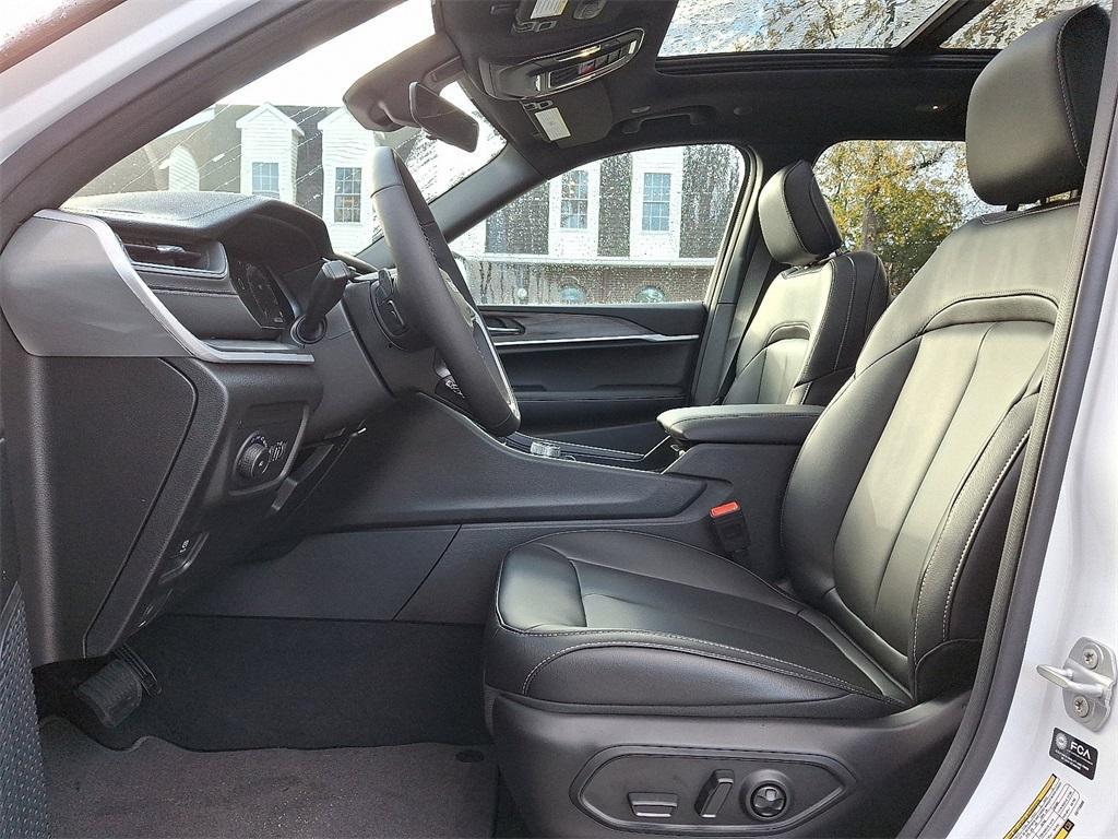 new 2025 Jeep Grand Cherokee car, priced at $53,140