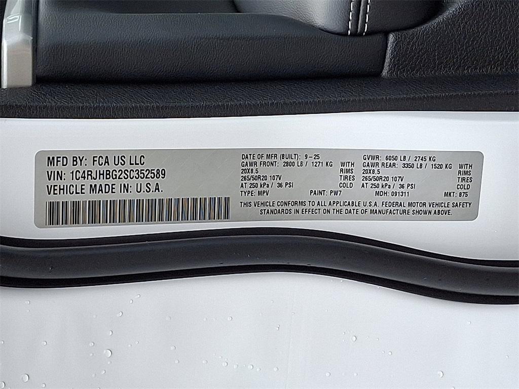 new 2025 Jeep Grand Cherokee car, priced at $52,140