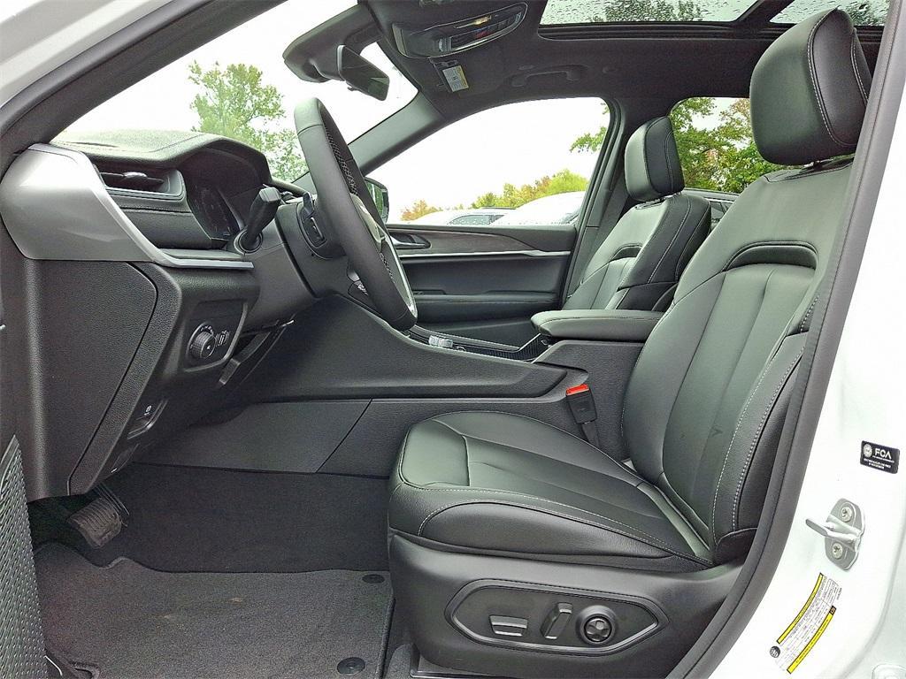 new 2025 Jeep Grand Cherokee car, priced at $52,140