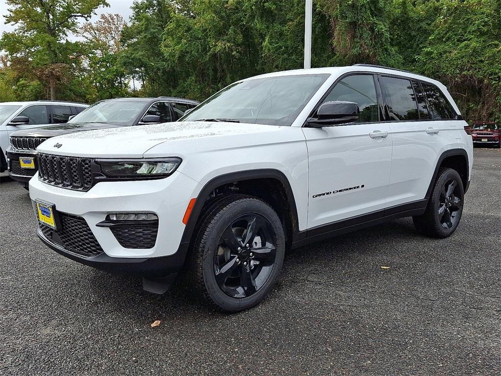 new 2025 Jeep Grand Cherokee car, priced at $52,140