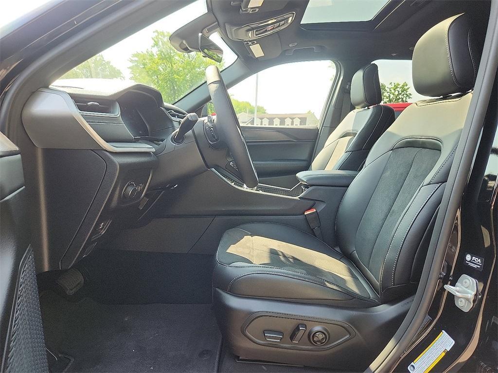 new 2025 Jeep Grand Cherokee car