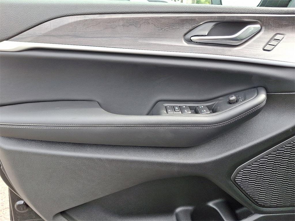 new 2025 Jeep Grand Cherokee car, priced at $50,010