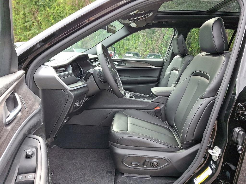 new 2025 Jeep Grand Cherokee car, priced at $50,010