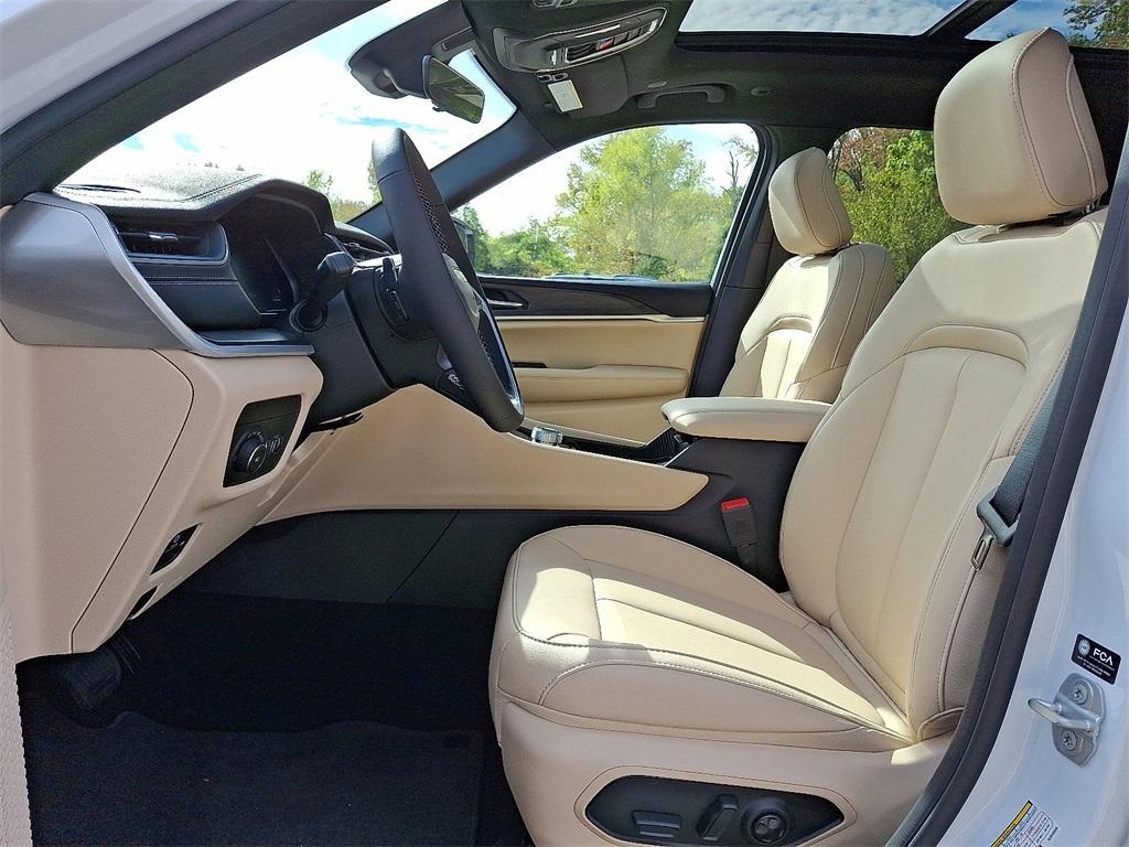 new 2025 Jeep Grand Cherokee car, priced at $52,140