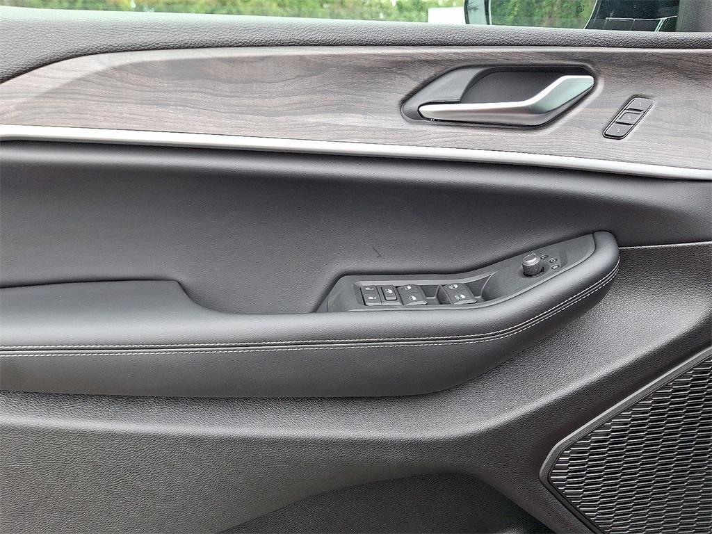 new 2025 Jeep Grand Cherokee car, priced at $50,010