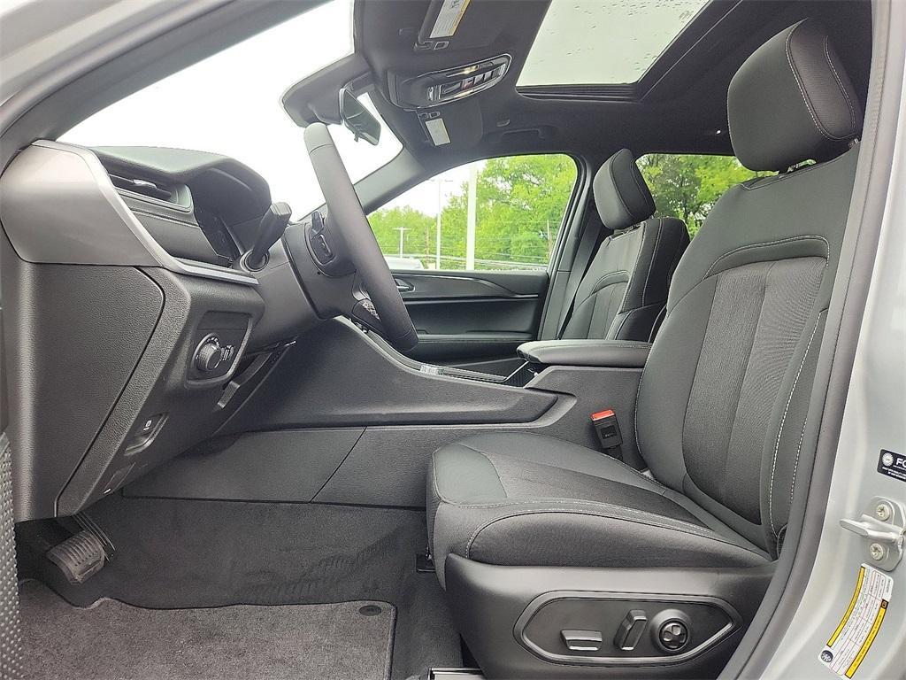 new 2025 Jeep Grand Cherokee car, priced at $44,170