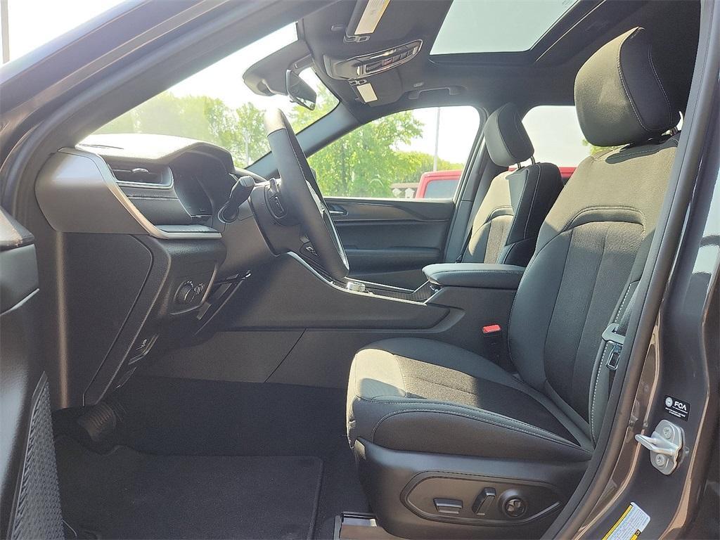 new 2025 Jeep Grand Cherokee car, priced at $44,170