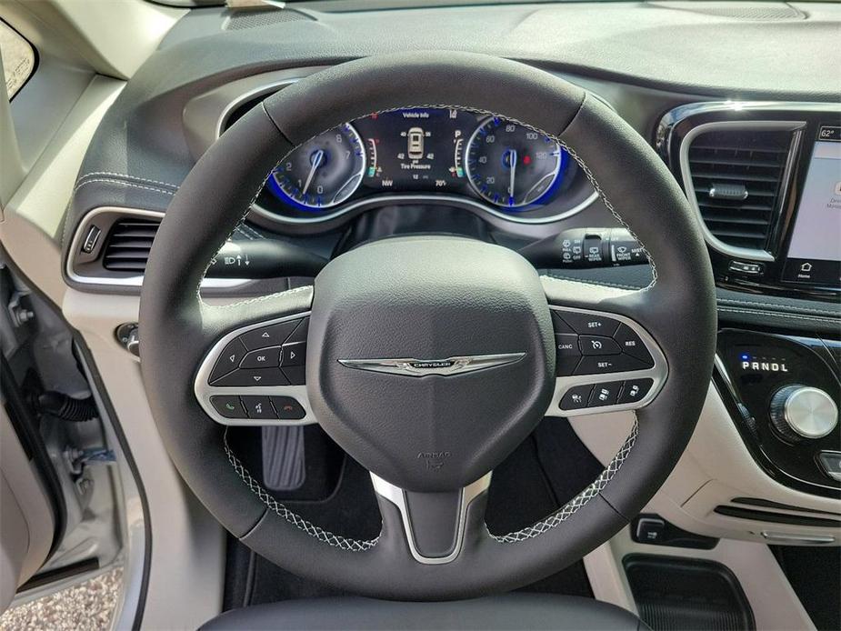 new 2024 Chrysler Pacifica car, priced at $43,695