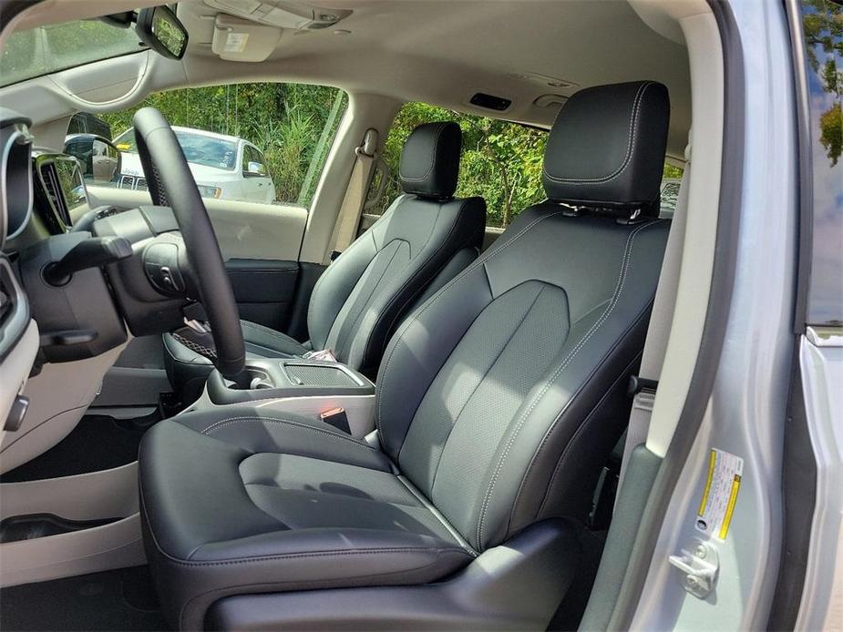 new 2024 Chrysler Pacifica car, priced at $43,695