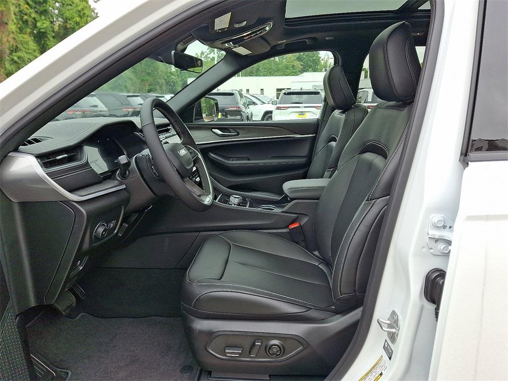 new 2025 Jeep Grand Cherokee car, priced at $52,140