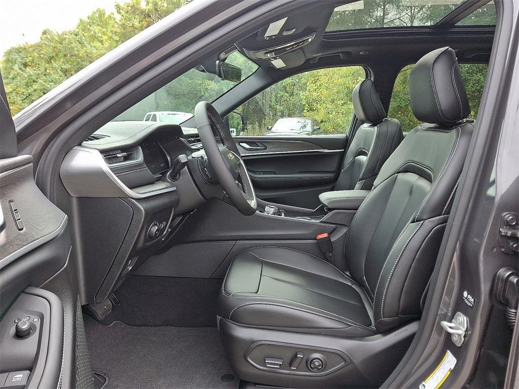 new 2025 Jeep Grand Cherokee car, priced at $50,010