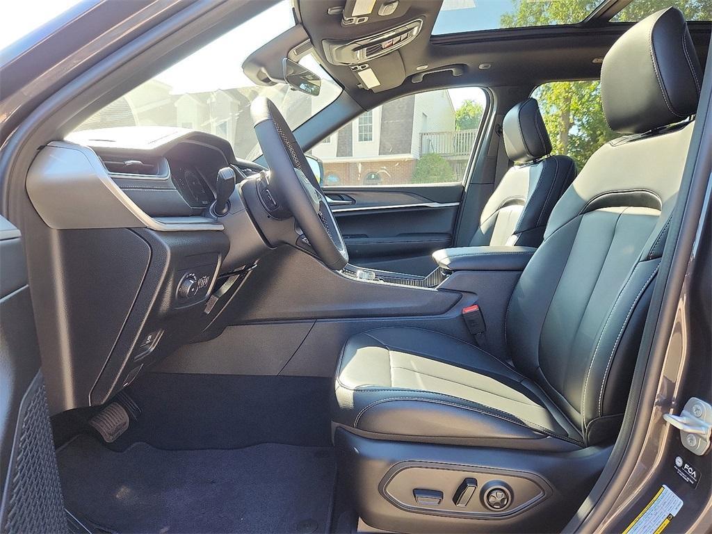 new 2025 Jeep Grand Cherokee car, priced at $52,735