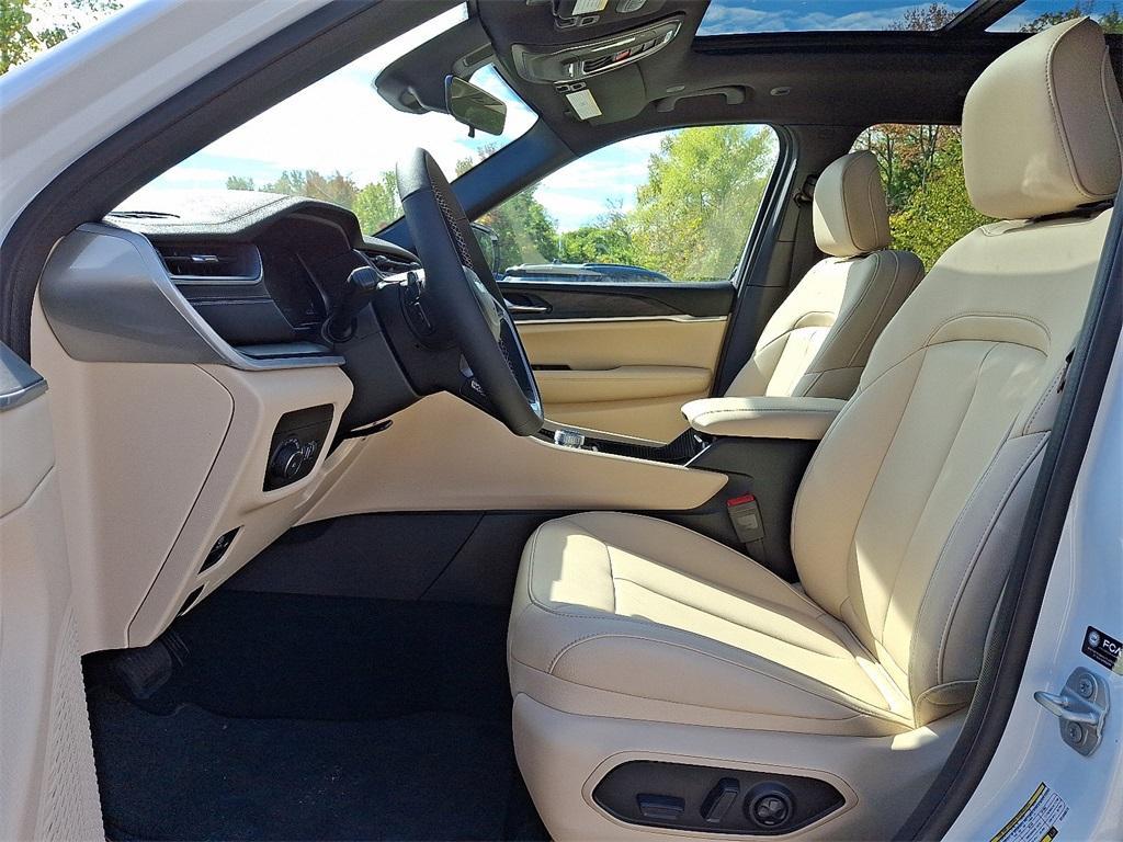 new 2025 Jeep Grand Cherokee car, priced at $52,140