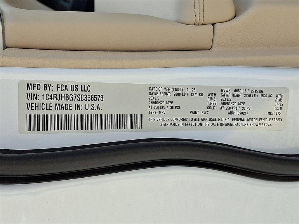 new 2025 Jeep Grand Cherokee car, priced at $52,140