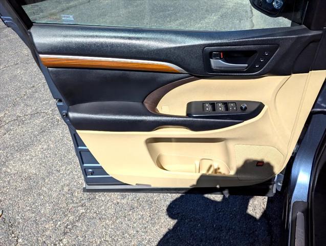 used 2017 Toyota Highlander car, priced at $27,998