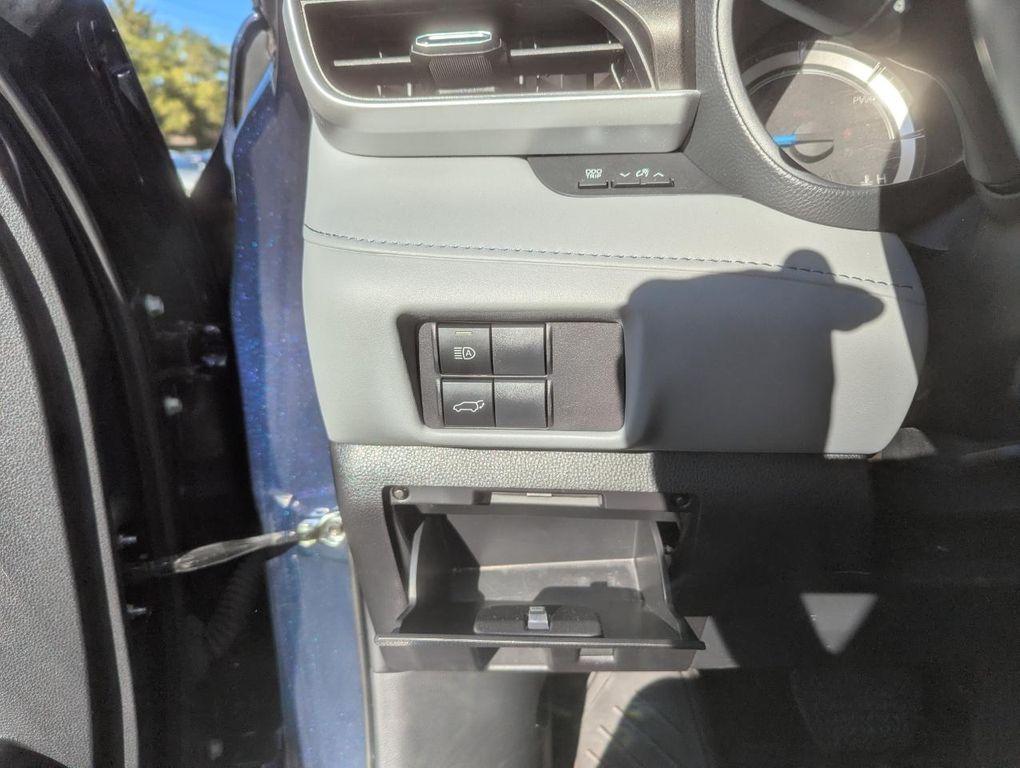 used 2023 Toyota Highlander Hybrid car, priced at $33,698