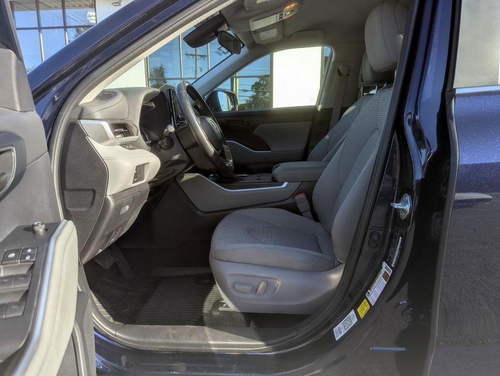 used 2023 Toyota Highlander Hybrid car, priced at $33,698