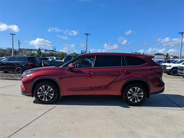 used 2022 Toyota Highlander car, priced at $34,954