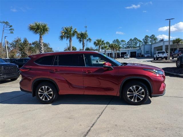 used 2022 Toyota Highlander car, priced at $34,954