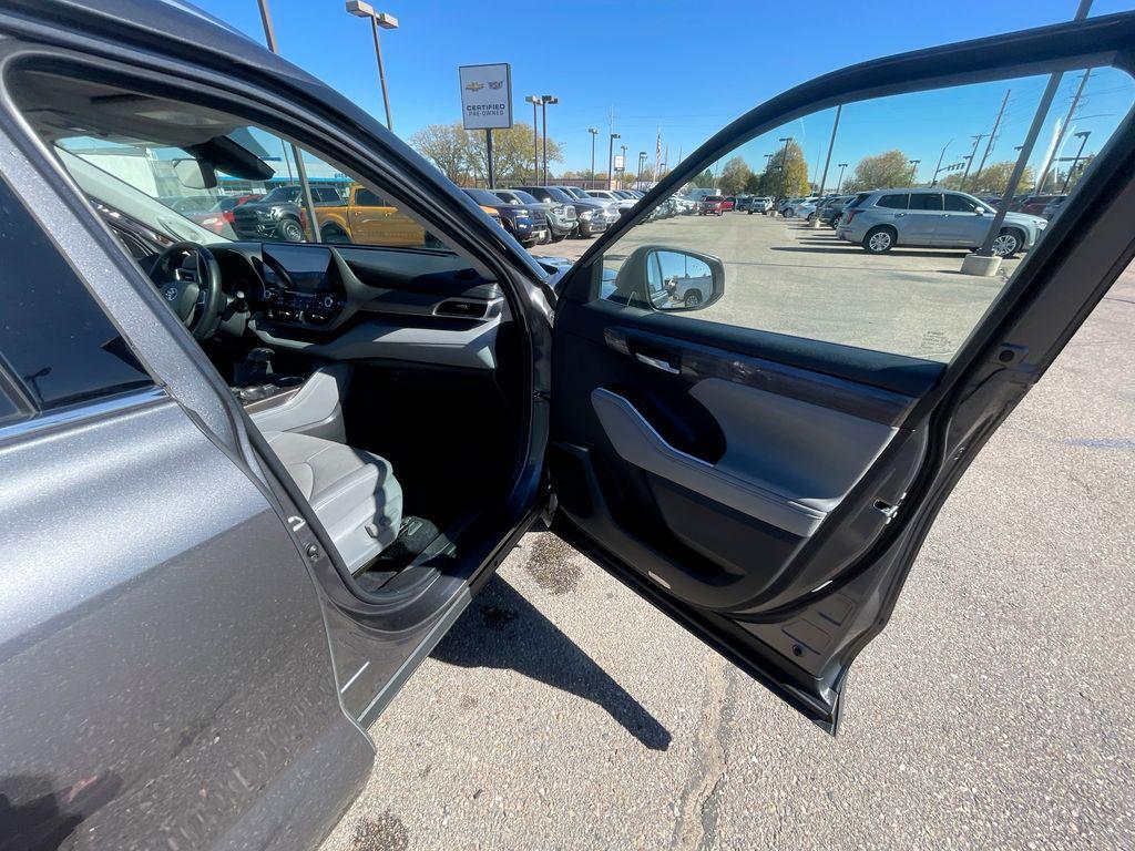 used 2022 Toyota Highlander Hybrid car, priced at $41,859