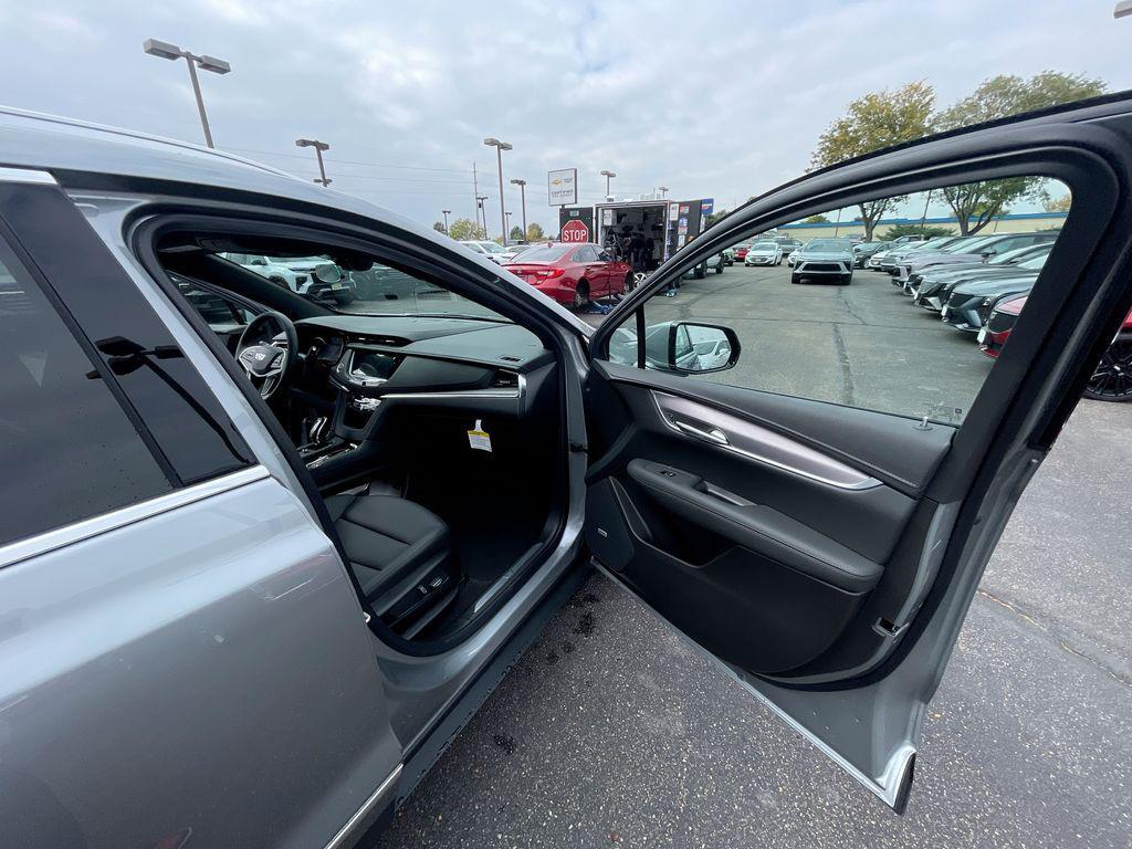 new 2025 Cadillac XT5 car, priced at $47,040