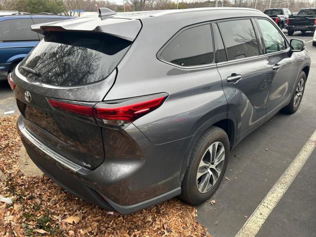 used 2022 Toyota Highlander car, priced at $35,044