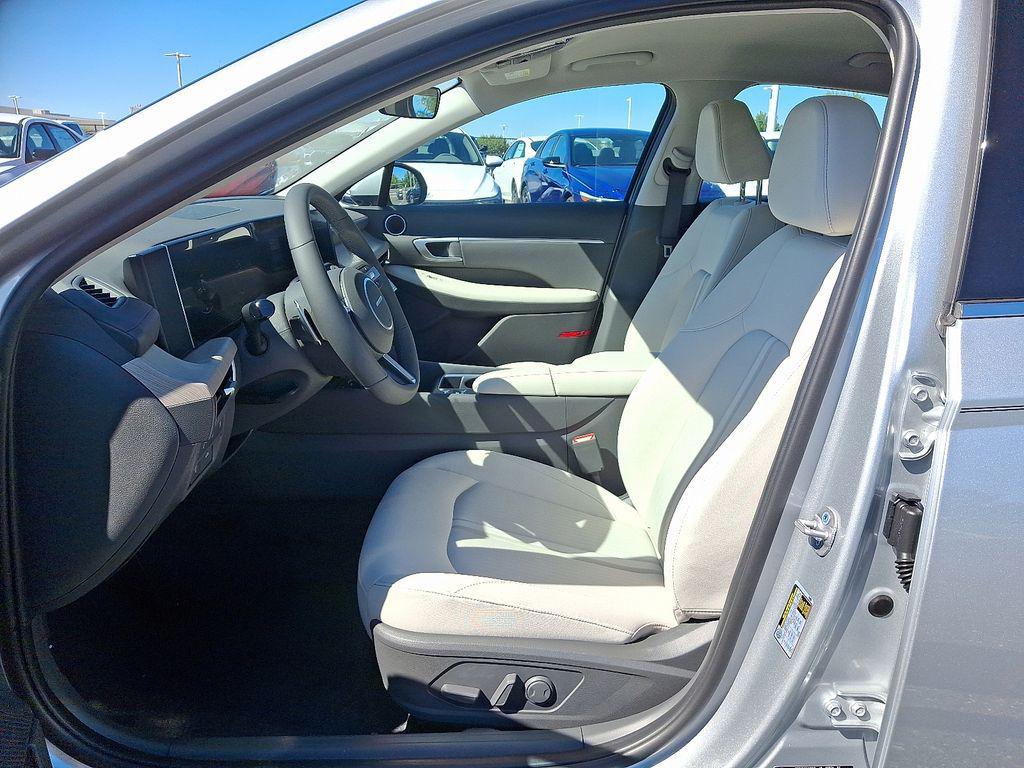new 2025 Hyundai Sonata Hybrid car, priced at $33,250