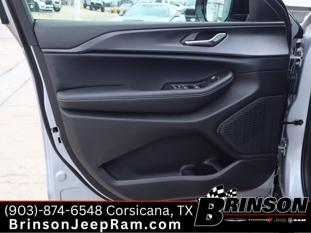 new 2025 Jeep Grand Cherokee car, priced at $38,737