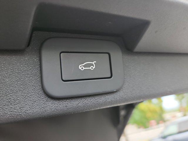 new 2025 Land Rover Discovery car, priced at $65,618