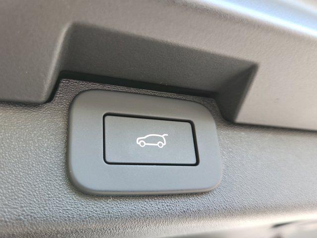 new 2025 Land Rover Discovery car, priced at $77,728