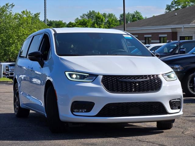 new 2024 Chrysler Pacifica Hybrid car, priced at $58,100