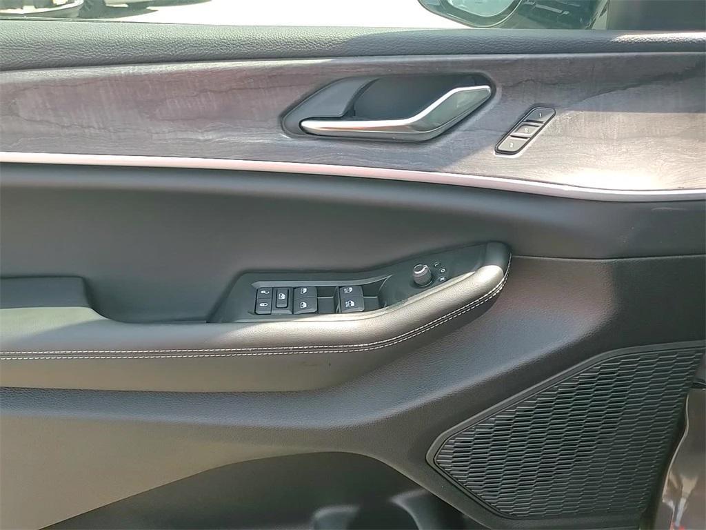 new 2025 Jeep Grand Cherokee car, priced at $43,575
