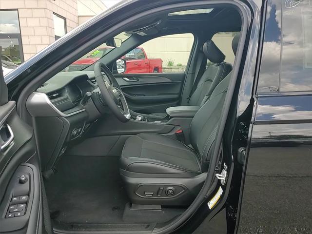 new 2025 Jeep Grand Cherokee car, priced at $40,875
