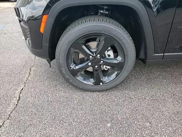 new 2025 Jeep Grand Cherokee car, priced at $40,875