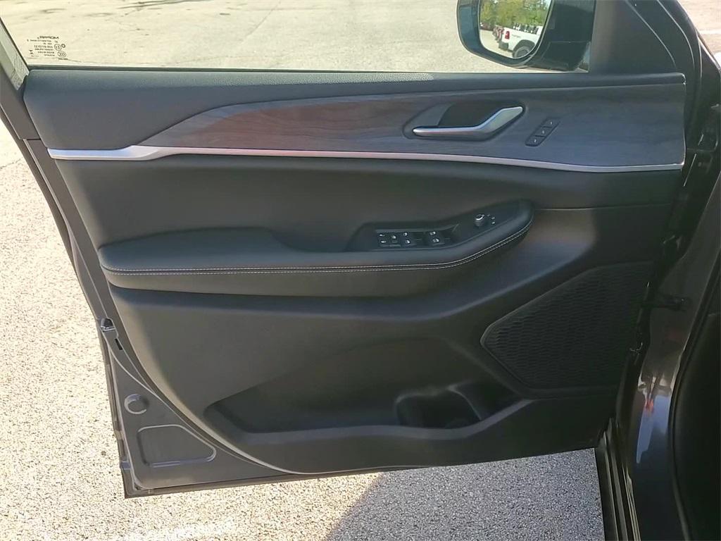 new 2025 Jeep Grand Cherokee L car, priced at $42,399