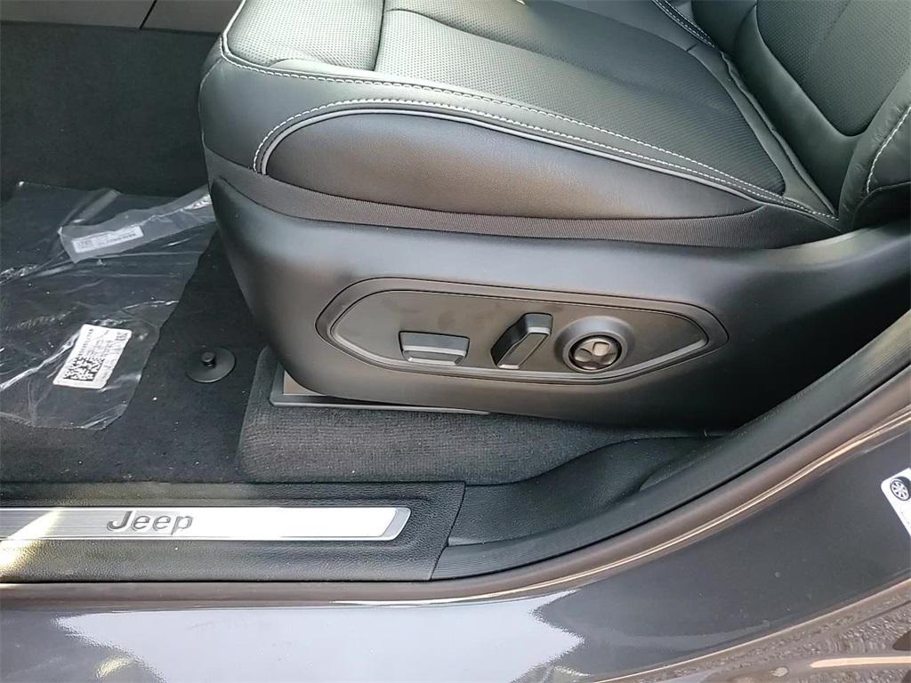 new 2025 Jeep Grand Cherokee car, priced at $52,272