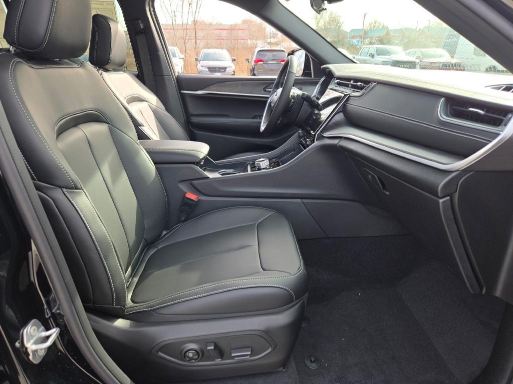 new 2025 Jeep Grand Cherokee car, priced at $43,759