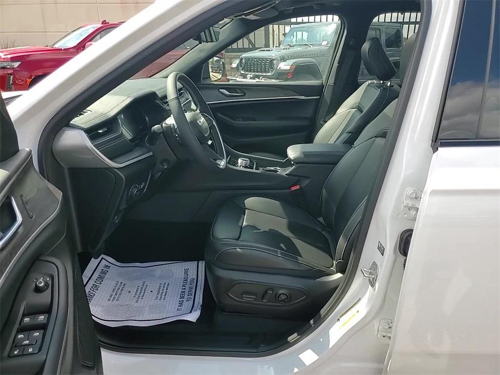 new 2025 Jeep Grand Cherokee car, priced at $47,560