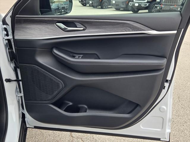 new 2025 Jeep Grand Cherokee car, priced at $50,257