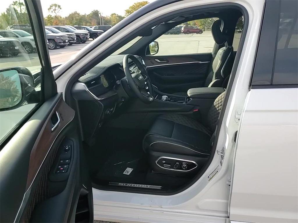 new 2025 Jeep Grand Cherokee car, priced at $52,250