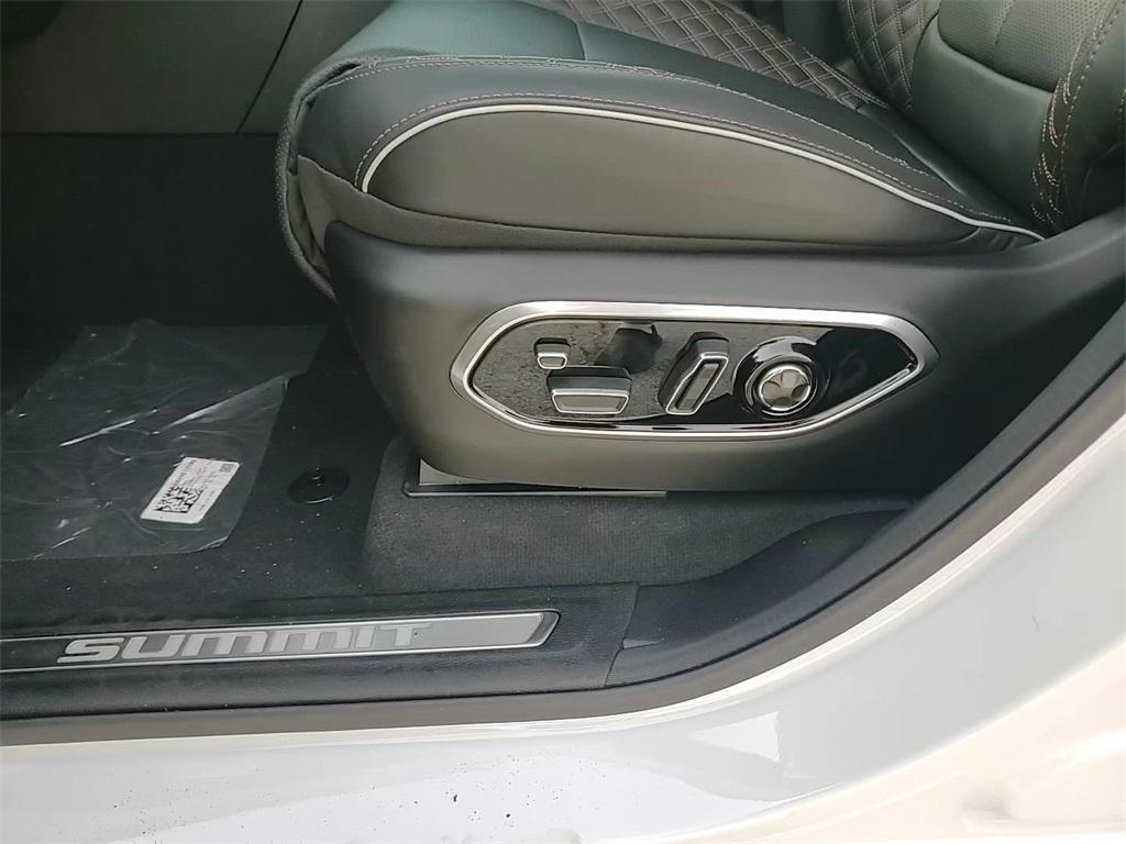 new 2025 Jeep Grand Cherokee car, priced at $52,250