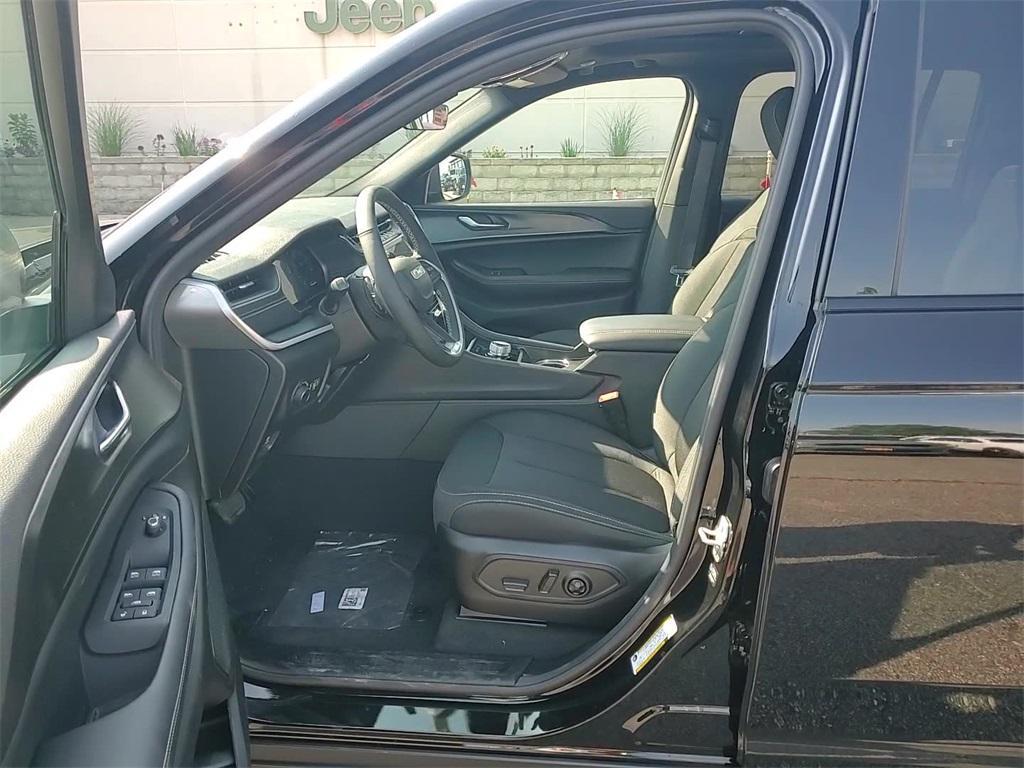 new 2025 Jeep Grand Cherokee car, priced at $38,386